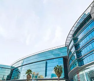The sleek glass façade of Al Akaria Plaza in Riyadh reflects the modern professionalism of Servcorp’s prestigious office and coworking spaces within.