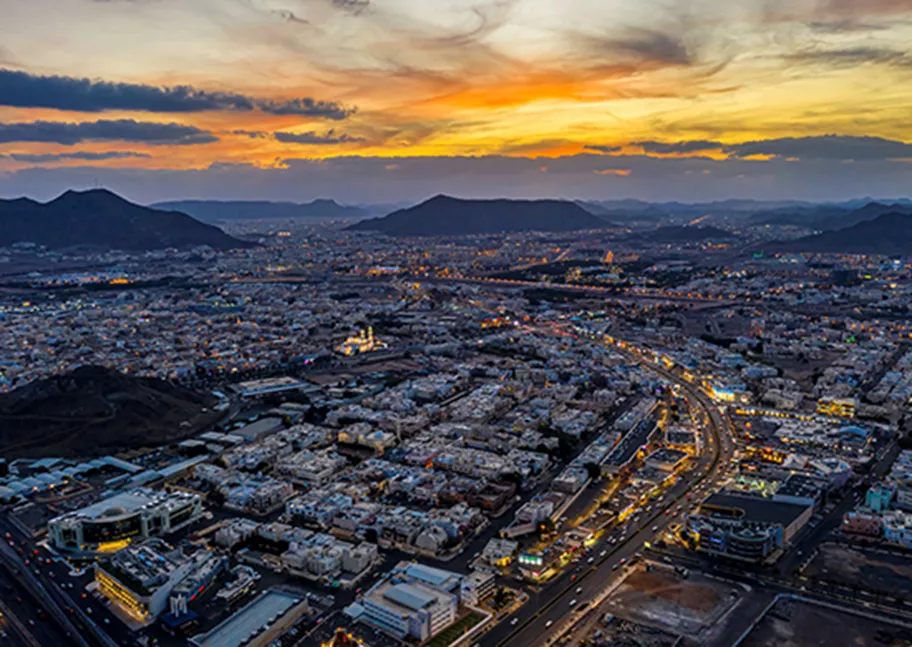 An aerial view of Madinah at sunset highlights the city’s vibrant growth—where Servcorp’s virtual office solutions at Al Luqmani Business Center empower professionals to operate seamlessly from anywhere.